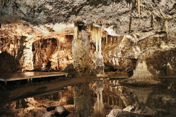 cueva de punkevni, república checa: una parte de la cueva buscada del karst de moravia en el canal de pusty. - formación karst fotografías e imágenes de stock