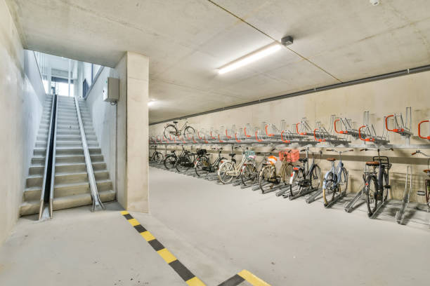 현대적인 자전거 또는 자전거 주차장의 인테리어 - bicycle parking 뉴스 사진 이미지
