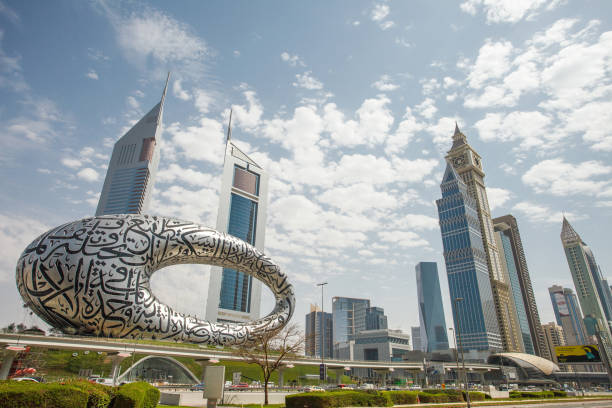 dubaj, zjednoczone emiraty arabskie - 15 kwietnia 2021 r.: sheikh zayed road, widok na muzeum przyszłości, jumeirah emirates towers hotel, gevora hotel, difc, al-yaqub tower - sheik zayed road obrazy zdjęcia i obrazy z banku zdjęć