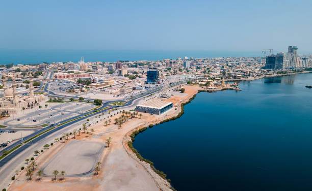 paysage urbain aérien de l’émirat de ras al khaimah, une ligne d’horizon historique s’élevant au-dessus des mangroves et du ruisseau dans le nord des émirats arabes unis - ras al khaimah photos et images de collection