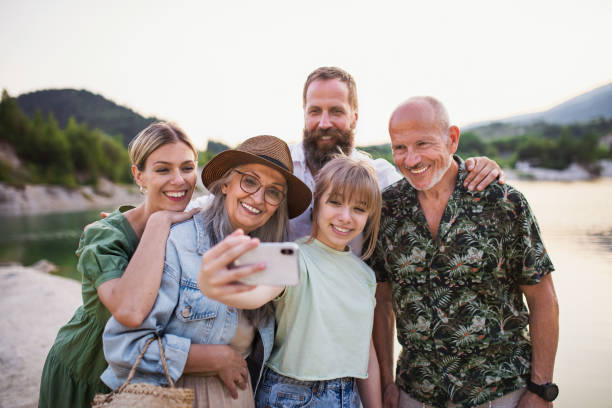 glückliche mehrgenerationenfamilie auf wanderreise im sommerurlaub, selfie machen. - familie mit mehreren generationen stock-fotos und bilder