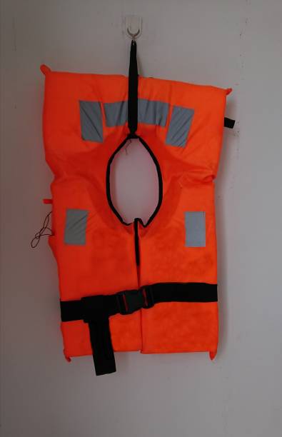 orange schwimmweste weiß hintergrund - weste hilft ertrinkenden - life jacket isolated life belt nobody stock-fotos und bilder