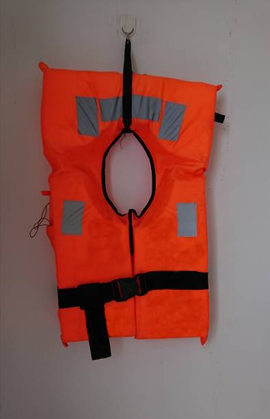 giubbotto di salvataggio arancione sfondo bianco - gilet per aiutare le persone annegate - life jacket life belt buoy float foto e immagini stock