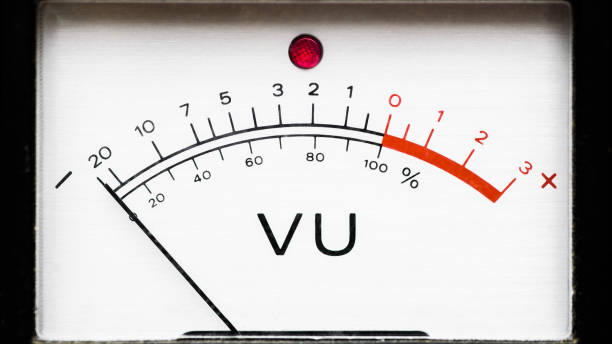 um medidor de vu analógico com led de sobrecarga vermelha - gauge radio meter retro revival - fotografias e filmes do acervo