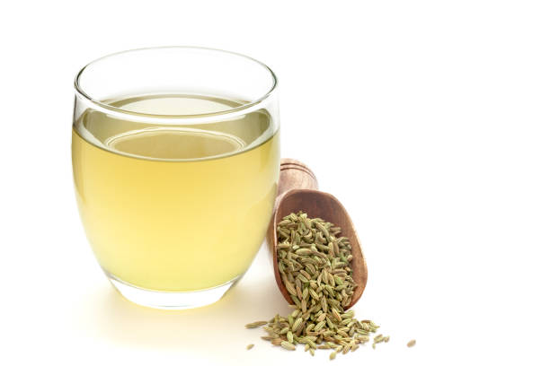 primer plano de agua hervida orgánica original (té o kada) con semilla de sonf o hinojo (foeniculum vulgare) en una taza de vidrio transparente sobre fondo blanco. residuo original en el fondo de la taza de té - fennel fotografías e imágenes de stock