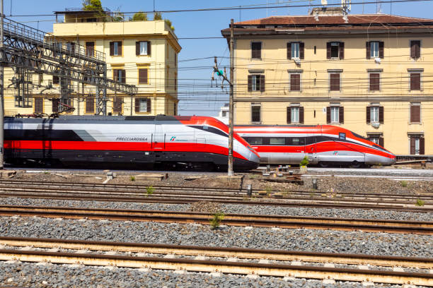 tren de alta velocidad frecciarossa - engl. tren rojo - cerca de la estación de tren termini en roma, italia. - 3894 fotografías e imágenes de stock