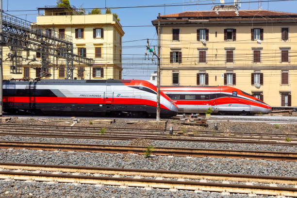 szybki pociąg frecciarossa - engl. czerwony pociąg - w pobliżu stacji kolejowej termini w rzymie, włochy. - roma termini zdjęcia i obrazy z banku zdjęć