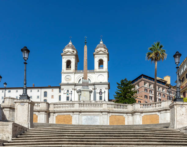 église de la santissima trinita dei monti avec l’obelisco sallustiano et la place d’espagne à proximité de la piazza di spagna. - piazza di spagna spanish steps church trinita dei monti photos et images de collection