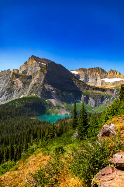 telón de fondo de la montaña y lago glaciar grinnell - montana us glacier national park usa glacier fotografías e imágenes de stock