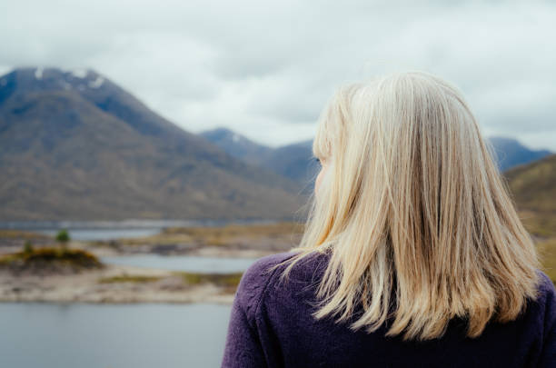 femme en tartan, scotland highlands - rear view women back back of head photos et images de collection