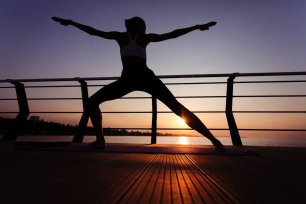 modelo deportivo fitness en ropa deportiva de moda - city of sunrise yoga women energy fotografías e imágenes de stock