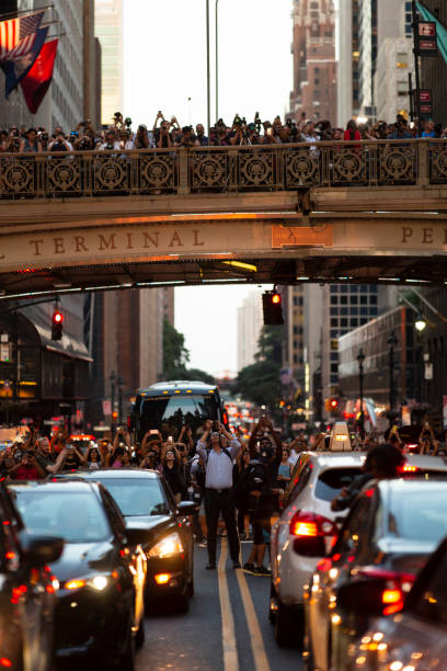 folla di manhattanhenge - serie televisiva foto e immagini stock