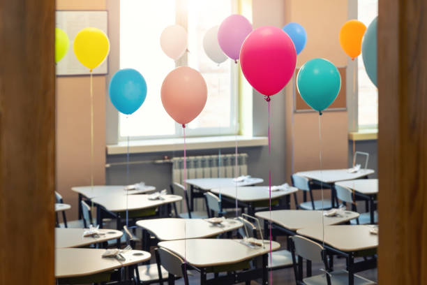 porte d’entrée de l’école primaire vide meubles intérieurs bureau des enfants décorés de montgolfières colorées multicolores contre la fenêtre. bonne journée de connaissance et concept de rentrée - fête de lécole photos et images de collection