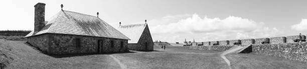 hinter der mauer in louisbourg - louisbourg stock-fotos und bilder