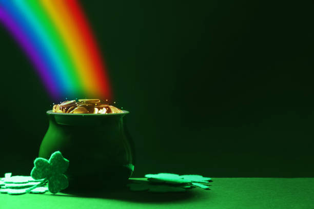 pote com moedas de ouro e folhas de trevo na mesa verde, espaço para texto. celebração do dia de são patrício - pot of gold - fotografias e filmes do acervo