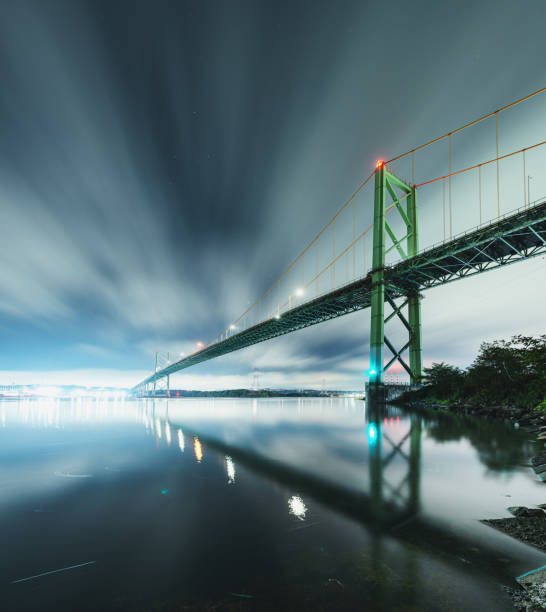 pont harbour crossing - halifax nova scotia vertical traffic photos et images de collection