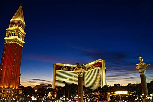 panorama noturno de las vegas boulevard the strip. - las vegas metropolitan area sign welcome to fabulous las vegas sign the las vegas strip - fotografias e filmes do acervo