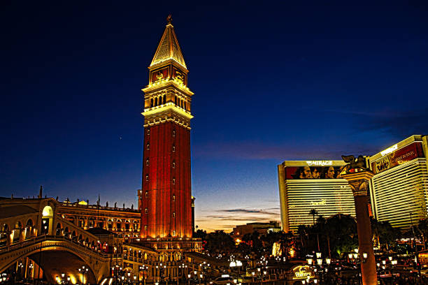 panorama noturno de las vegas boulevard the strip. - las vegas metropolitan area sign welcome to fabulous las vegas sign the las vegas strip - fotografias e filmes do acervo