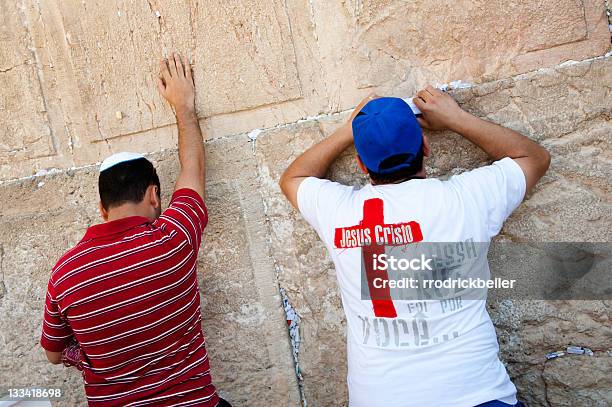 Cristiano Pregare A Muro Del Pianto - Fotografie stock e altre immagini di A forma di croce - A forma di croce, Brasiliano, Capitali internazionali