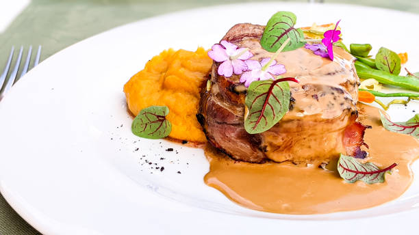 um lombo bem banhado com batata doce, au jus e legumes - jus - fotografias e filmes do acervo