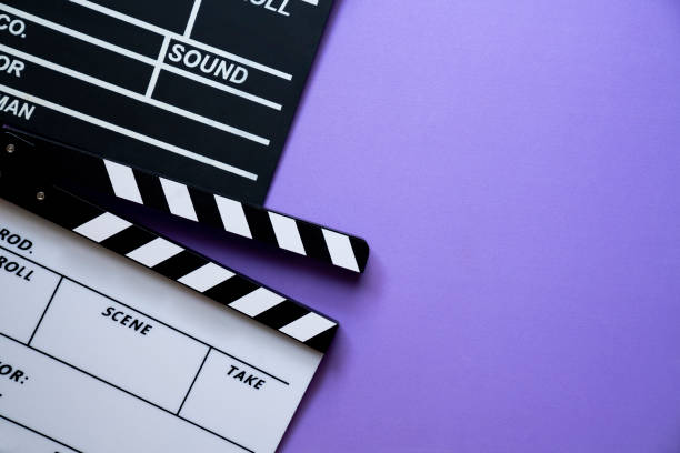 보라색 테이블 배경에 영화 클래퍼; 영화, 영화 및 비디오 사진 개념 - 영화 촬영법 뉴스 사진 이미지