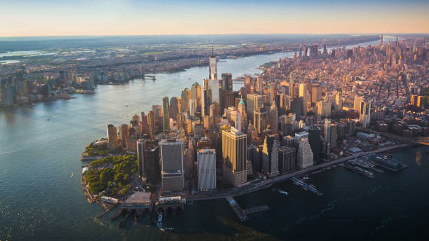 vue aérienne new york city skyline avec freedom tower au coucher du soleil - manhattan photos et images de collection