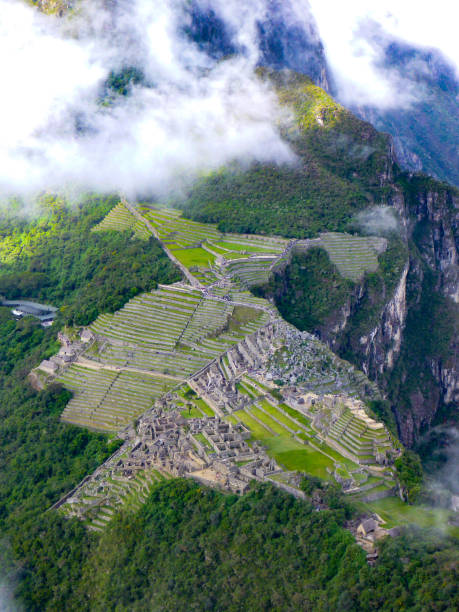 uma vista panorâmica de machu picchu do monte huayna picchu no peru - mt huayna picchu - fotografias e filmes do acervo