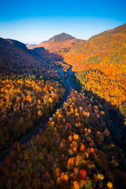 秋、ニューイングランドの鮮やかな秋の色を持つ山林の空中写真 - adirondack mountains ストックフォトと画像