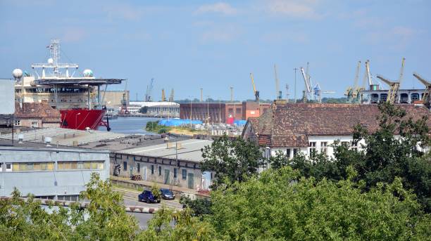 guindaste em um porto industrial. porto de carga. - industry szczecin europe nautical vessel - fotografias e filmes do acervo