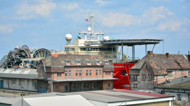 guindaste em um porto industrial. porto de carga. - industry szczecin europe nautical vessel - fotografias e filmes do acervo
