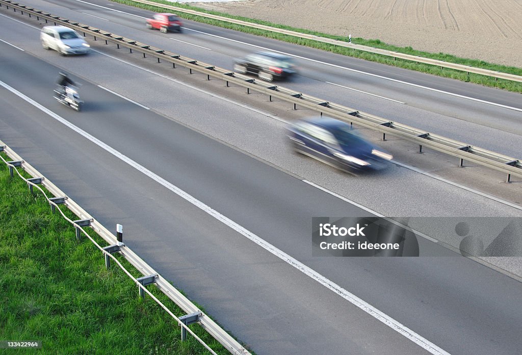 Autobahn wysokiej prędkości - Zbiór zdjęć royalty-free (Bariera ochronna - Oznakowanie drogi)