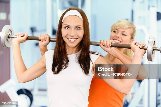 Zwei Wunderschöne Sportwomen Machen Übung Stockfoto und mehr Bilder von Aerobic - Aerobic, Aktiver Lebensstil, Aktivitäten und Sport