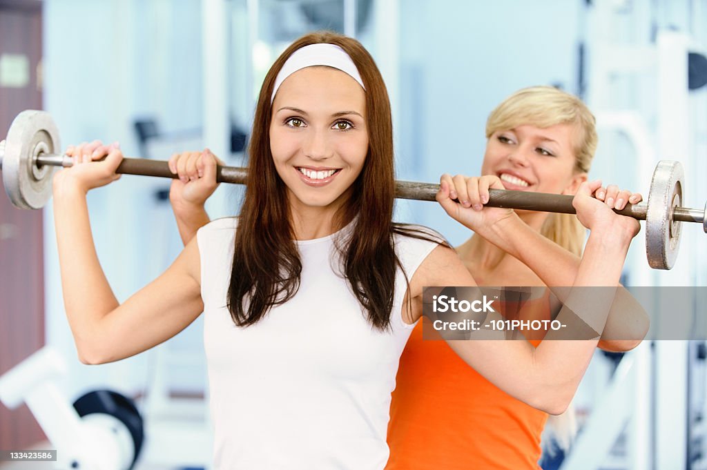 Dos hermosas sportwomen hacer ejercicio - Foto de stock de Actividad libre de derechos