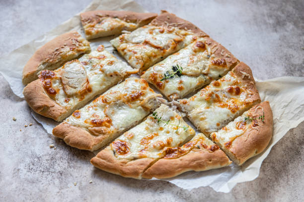 rzymska pizza z białym mięsem z kurczaka lub indykiem i serem, betonowe tło. pinsa. tradycyjna rzymska pizza z kurczakiem. - italian culture pastry food rome zdjęcia i obrazy z banku zdjęć