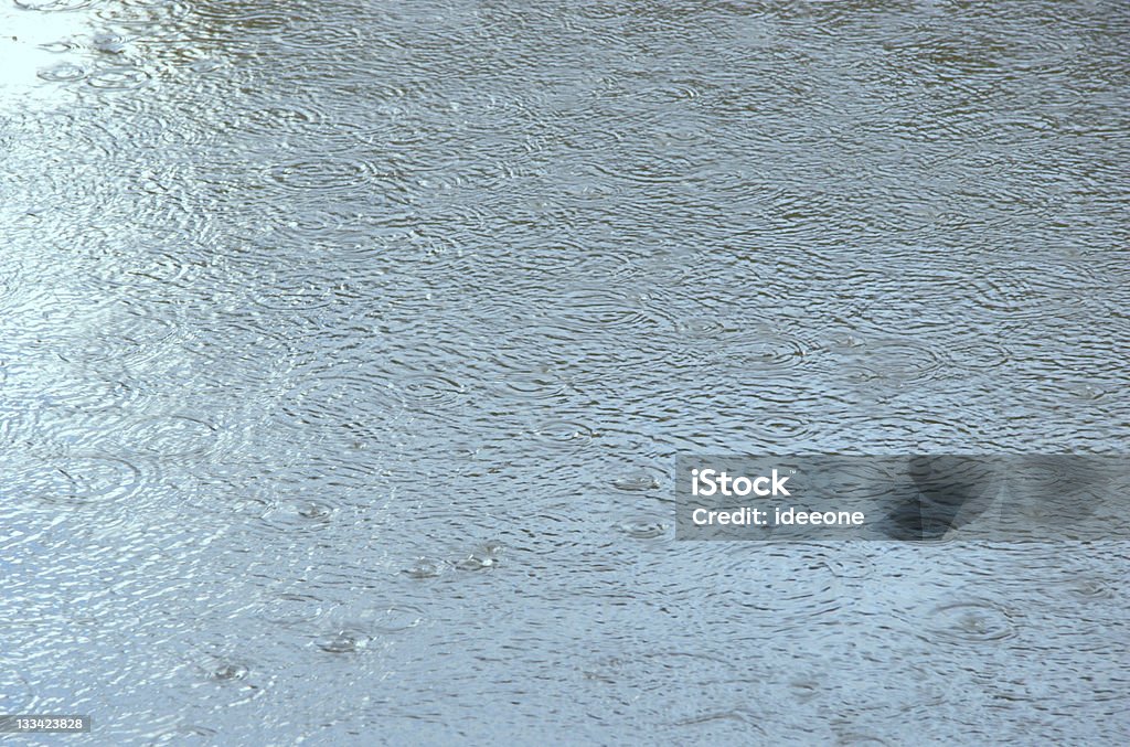 雨の日に川 - しずくのロイヤリティフリーストックフォト