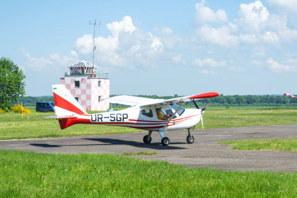 aeródromo de tsuniv. avión de entrenamiento, preparación para el vuelo. escuela piloto. deportes entretenimiento extremo transporte - pilot cockpit airplane training fotografías e imágenes de stock