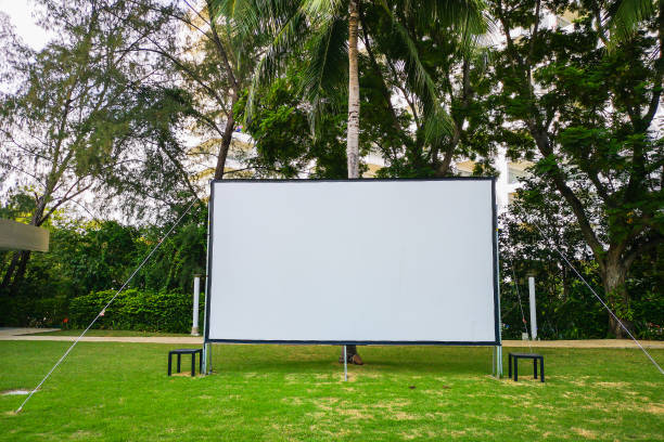 zewnętrzny ekran projektora na dziedzińcu imprezy - ekran projekcyjny urządzenie projekcyjne zdjęcia i obrazy z banku zdjęć