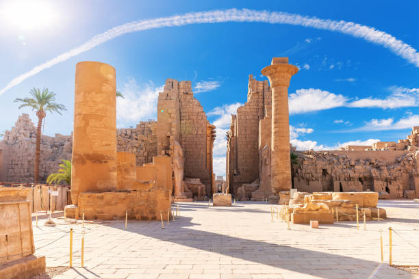 la grande sala iposte del tempio di karnak, famoso antico luogo di visita di luxor, egitto - temple of luxor hypostyle hall foto e immagini stock