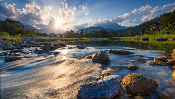 pôr do sol sobre belo rio na aldeia kiriwong, nakhon si thammarat, tailândia - nakhon si thammarat - fotografias e filmes do acervo