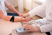 patientennerventests-mittels-elektromyographie-im-medizinischen-zentrum.jpg?b=1&s=170x170&k=20&c=UEV48k7aIhOdKKuU6xioSg7hrJ7LPS7OC4RucAtd67g=