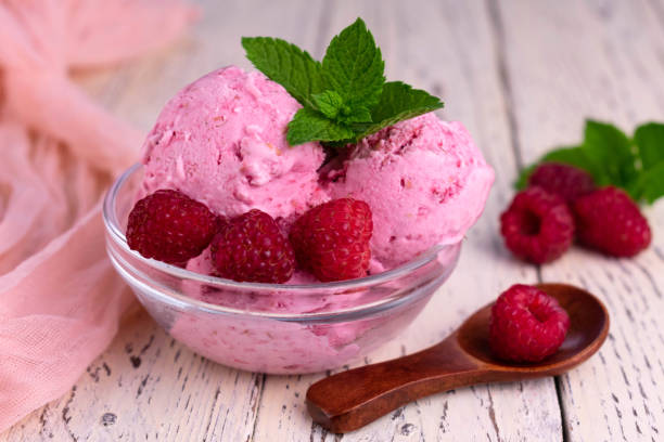 crème glacée à la framboise dans un bol en verre sur fond de bois blanc.
gros plan. - raspberry ice cream close up fruit mint photos et images de collection