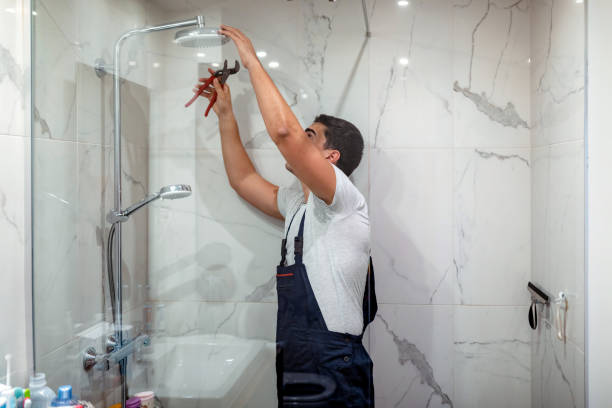 klempner repariert einen wasserhahn im badezimmer - plumber bathroom repairing faucet stock-fotos und bilder