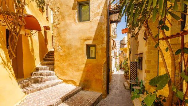 クレタ島のハニアの旧市街のロマンチックな路地、ギリシャ - クレタ島 ストックフォトと画像