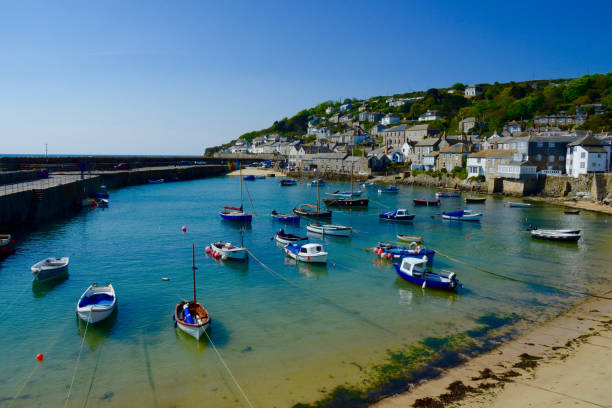 porto del villaggio di mousehole, penzance, cornovaglia, regno unito - penzance foto e immagini stock