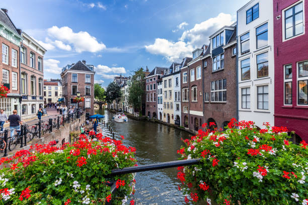 grachten van utrecht en architectuur in de zomer, nederland - utrecht stockfoto's en -beelden