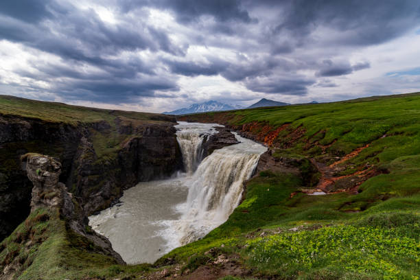 cachoeira kirkjufoss e montanha - gullfoss falls - fotografias e filmes do acervo