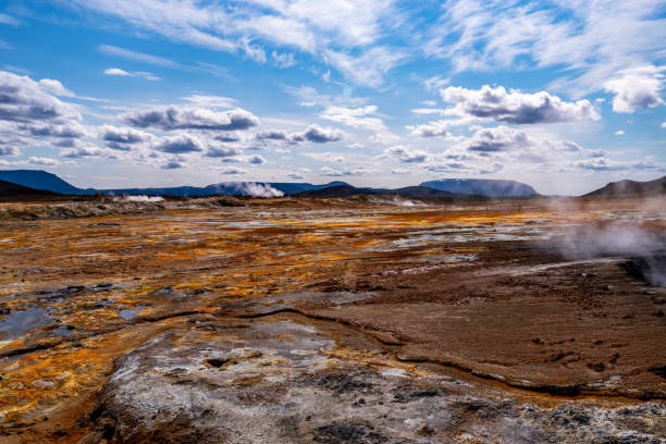 fosses bouillantes près de myvatn,hverir - sulphur landscape fumarole heat photos et images de collection