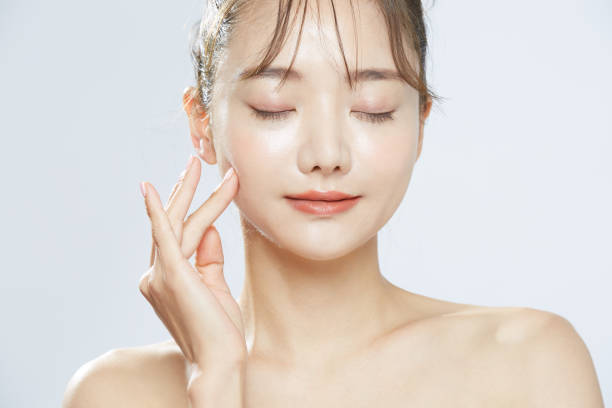 portrait de concept de beauté de la jeune femme asiatique avec une mise en évidence douce - caractéristique dermatologique photos et images de collection