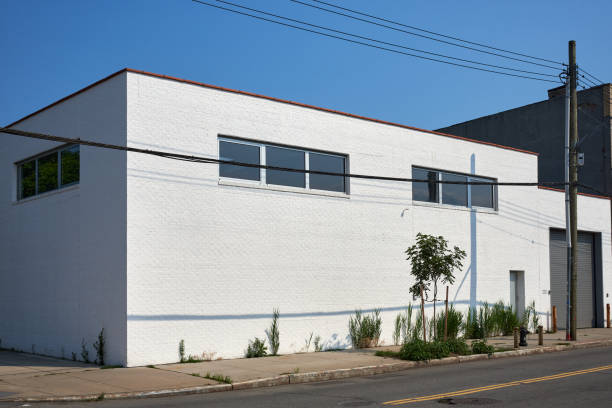 a two story, brick commercial building, painted white, in the columbia street waterfront district of brooklyn, nyc - brunt imagens e fotografias de stock