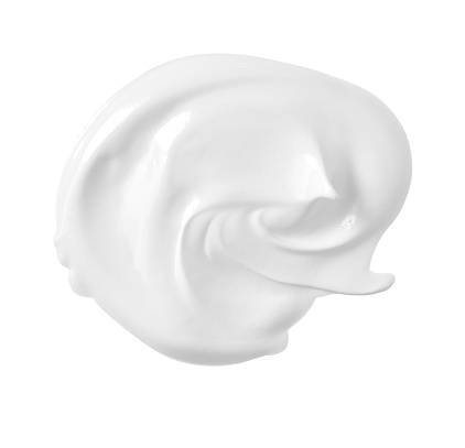 crema cosmética para el cuidado de la piel blanca para la textura suave de la cara o yogur aislado sobre fondo blanco photo